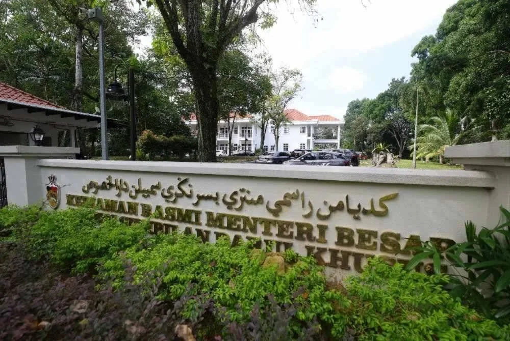SEREMBAN, 2 Jun -- Beberapa kenderaan Ahli Dewan Undangan Negeri (ADUN) Pakatan Harapan (PH) Negeri Sembilan dilihat memasuki kediaman rasmi Menteri Besar Datuk Seri Aminuddin Harun di sini hari ini.
Difahamkan kehadiran mereka kira-kira 9.30 pagi tadi bagi membincangkan perkembangan semasa berkenaan negeri itu.
--fotoBERNAMA (2026) HAK CIPTA TERPELIHARA