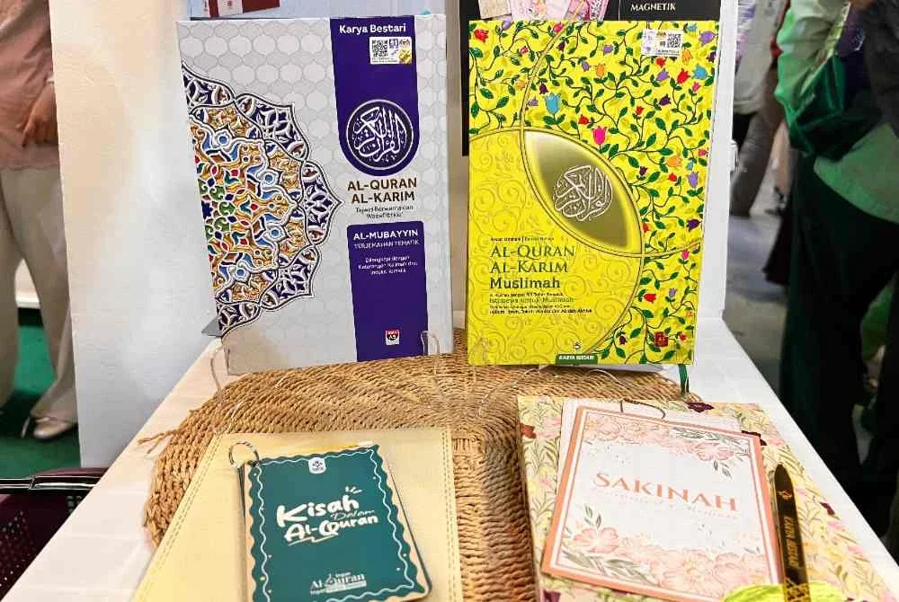 Al-Quran Al-Mubayyin dan al-Quran Muslimah (kanan) merupakan dua produk baharu yang diperkenalkan Karya Bestari sempena PBAKL 2026.