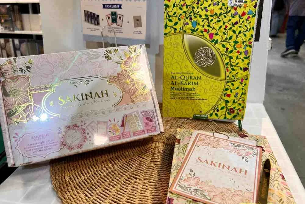 Set hadiah Sakinah menampilkan al-Quran Muslimah, kad doa, buku jurnal, penanda al-Quran dan pelekat istimewa