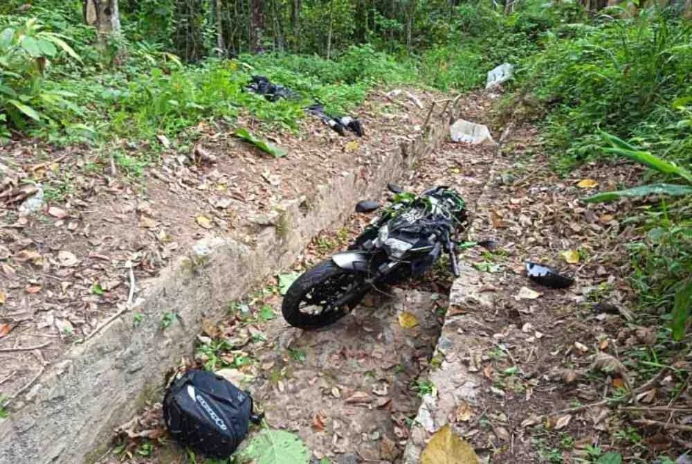 Mangsa dipercayai terbabas sendiri sebelum jatuh ke dalam gaung sedalam kira-kira 10 meter. Foto JBPM Perak