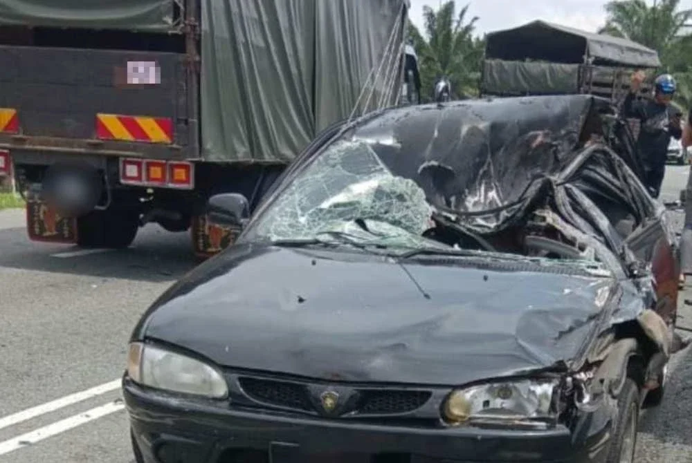 Keadaan kenderaan yang terlibat kemalangan maut di Simpang Renggam pada Isnin. Foto: JBPM Johor