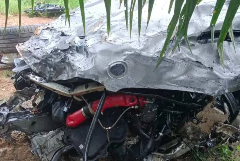 Kemalangan dipercayai berlaku akibat tindakan pemandu dua kereta mewah yang memandu secara laju dan melulu.