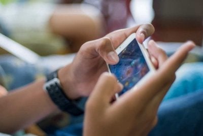 Kejadian dipercayai berlaku ketika suspek sedang bermain permainan dalam talian di telefon bimbit. Gambar hiasan