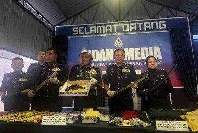 Pengarah Jabatan Siasatan Jenayah (JSJ) Bukit Aman, Datuk M Kumar menunjukkan pistol jenis revolver yang ditemui dalam kereta suspek selepas berbalas tembakan dengan polis di Bandar Seri Putra, Kajang.