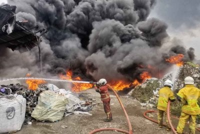 Tugas anggota bomba juga penuh cabaran kerana mereka perlu bersedia menghadapi apa sahaja situasi kecemasan tanpa mengira masa.