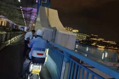 Menurut Wang, mereka sedang melalui laluan khas kenderaan bukan bermotor di Jambatan Fuxing sebelum satu tali halus secara tiba-tiba melilit lehernya.