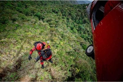 Operasi mencari dan menyelamat (SAR) pendaki wanita, Jaslinda Saludin, 49, yang dilaporkan hilang di Gunung Batu Putih dekat Tapah sejak 23 Mei lepas diteruskan dengan pencarian melalui udara. Foto Bernama 