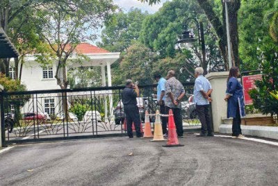 Terdapat ahli parti yang dilihat mula berkumpul di luar kediaman rasmi Menteri Besar Negeri Sembilan.