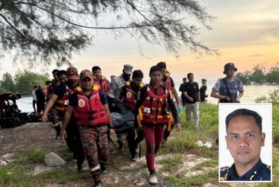Anggota bomba membawa naik mayat remaja lemas di Pantai Bagan Lalang, Sepang pada Ahad lepas. - Gambar kecil (Nor Hisham)
