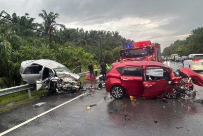 Kemalangan membabitkan tiga kenderaan di Batu Tujuh, Jalan Tawar - Kulim. Foto Bomba