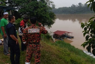 Pasukan bomba menjalankan operasi pencarian selepas seorang lelaki dikhuatiri lemas selepas dipercayai dihanyutkan arus ketika cuba berenang menyeberangi Sungai Pahang di Kampung Peragap pada Selasa.