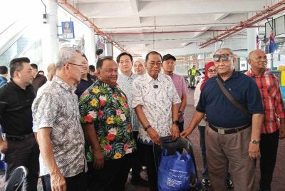 Mohamed Khaled (dua dari kanan) pada sesi ramah mesra bersama pemandu Teksi dan kereta sewa di Terminal Bas dan Teksi Kota Tinggi.