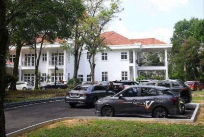 Beberapa kenderaan Ahli Dewan Undangan Negeri (ADUN) Pakatan Harapan (PH) Negeri Sembilan dilihat memasuki kediaman rasmi Menteri Besar Datuk Seri Aminuddin Harun di sini hari ini. Foto Bernama
