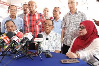 Mohamed Khaled (tengah) ketika sidang akhbar Program Sembang Santai Bersama Pemandu Kereta Sewa dan Teksi di Terminal Bas dan Teksi Tun Sri Lanang pada Selasa.