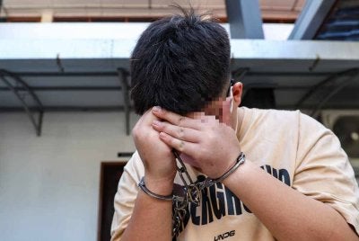 Seorang remaja lelaki berusia 19 tahun ditahan reman selama dua hari bermula hari ini bagi membantu siasatan berhubung kemalangan maut yang mengorbankan lima nyawa, termasuk empat sekeluarga di Jalan Renggam-Simpang Renggam, di sini semalam. Foto Bernama 
