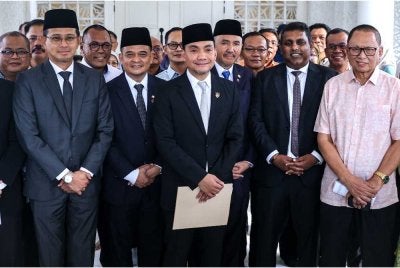 Menteri Besar, Datuk Onn Hafiz Ghazi (tengah) bergambar dengan barisan Ahli Dewan Undangan Negeri Barisan Nasional selepas mengumumkan pembubaran Dewan Undangan Negeri (DUN) Johor pada sidang media khas di Saujana pada Isnin. Foto Bernama 