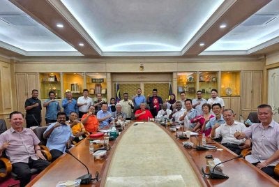 Aminuddin (duduk tengah) bersama ADUN dan beberapa pemimpin PH selepas mengadakan mesyuarat di kediaman rasminya.