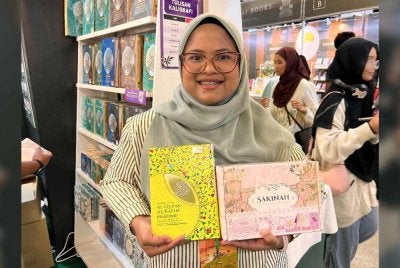 Mysarah menunjukkan set hadiah Sakinah.