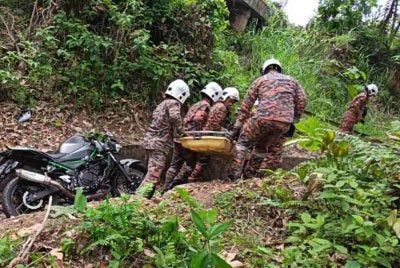 Mangsa disahkan meninggal dunia di lokasi kejadian dan mayatnya diserahkan kepada polis untuk tindakan lanjut. Foto: JBPM Perak