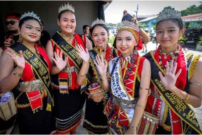 Keanggunan wanita-wanita dalam busana tradisional Bidayuh menyerlah ketika menyertai perarakan sempena sambutan Gawai Dayak di Kampung Taee, kira-kira 60 KM dari Kuching, hari ini. Foto Bernama