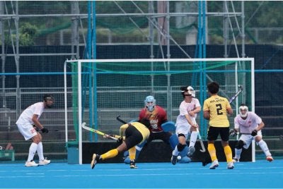 Aksi pemain negara kita menentang China. - Foto Asian Hockey Federation