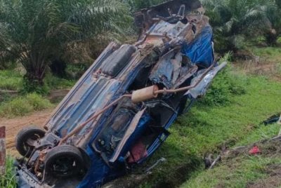 Empat termasuk seorang kanak-kanak perempuan berusia 10 tahun maut dalam kemalangan melibatkan lima kenderaan di Jalan Johor Bahru-Ayer Hitam, Simpang Renggam pada Isnin. Foto: JBPM Johor

