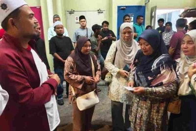 Manndzri berkesempatan menghulurkan sumbangan buat keluarga Allahyarham Mohd Aiman ketika berada di pekarangan Jabatan Forensik Hospital Enche' Besar Hajjah Khalsom malam tadi.