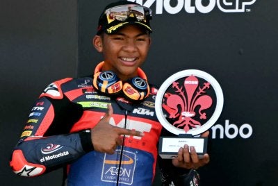 Hakim Danish meraikan kejayaan menduduki tempat ketiga Moto3 GP Itali di Litar Mugello, Mugello pada Ahad lalu. FOTO: AFP