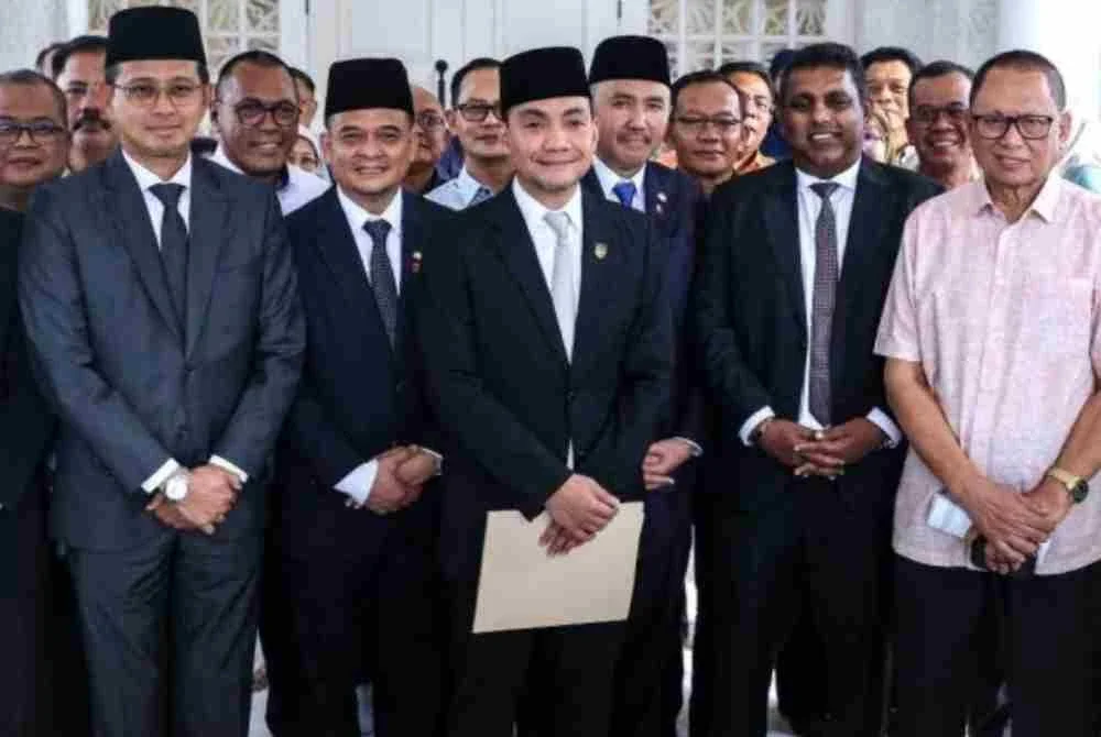 Menteri Besar, Datuk Onn Hafiz Ghazi (tengah) selepas mengumumkan pembubaran Dewan Undangan Negeri (DUN) Johor pada sidang media khas pada Isnin. Foto Bernama