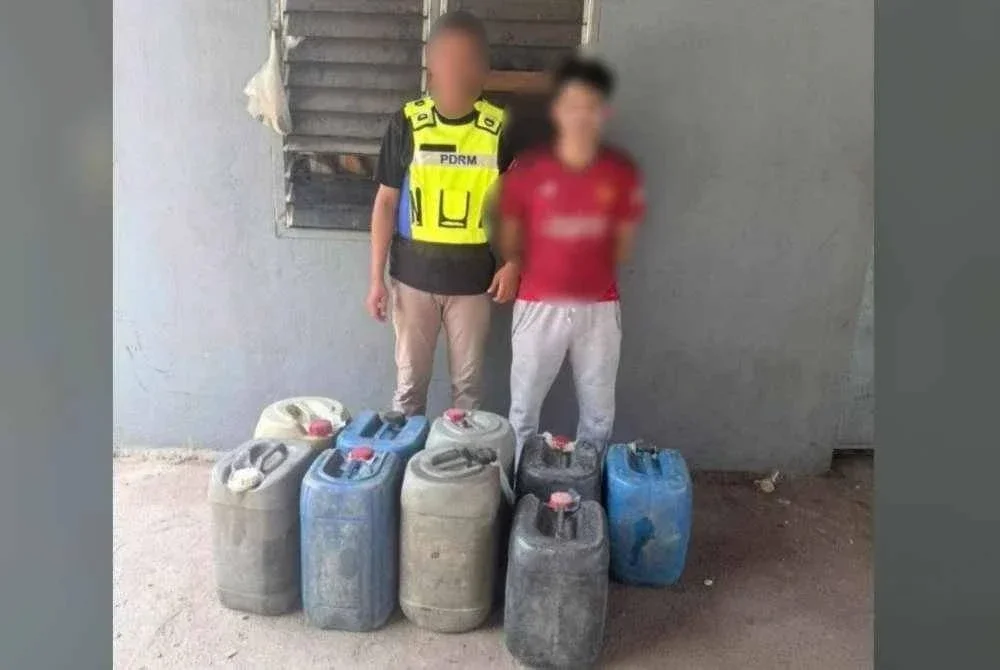 Kegiatan seorang lelaki menyeludup minyak diesel dan petrol ke Thailand sejak kira-kira dua tahun lalu akhirnya tumpas apabila dicekup PGA di Lubok Gong, Rantau Panjang pada Isnin. Foto: PGA
