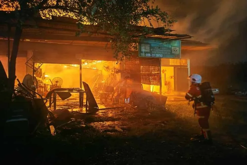 Enam daripada sembilan pintu kedai dalam satu deretan di Batu 1-2, Jalan Triang-Kerayong di sini terbakar dalam kejadian pada malam Selasa. Foto Bomba Pahang