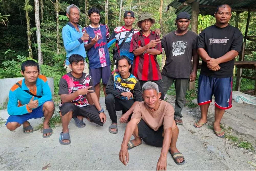 Sebahagian daripada 22 komuniti Orang Asli yang memasuki hutan melalui pintu laluan pendakian Gunung Batu Putih di Kampung Ampang Woh, Tapah bagi membantu misi operasi SAR Jaslinda hari ini.