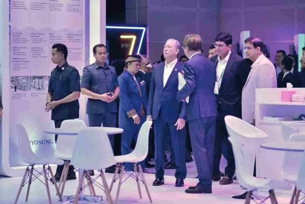 Fadillah (tengah) melawat ke reruai disediakan selepas merasmikan Energy Transition Conference 2026 (ETCon 2026) di ibu negara pada Rabu - Foto Asril Aswandi Mohd Shukor