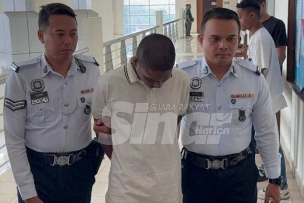 R Saktygaanapathy, 28, (tengah) ketika dibawa ke Mahkamah Majistret Klang pada Rabu.
