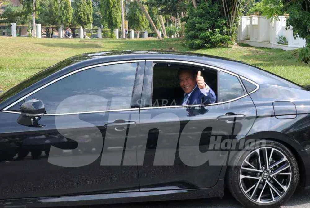 Aminuddin melambai tangan kepada pengamal media sebaik kenderaannya keluar daripada Istana Hinggap.
