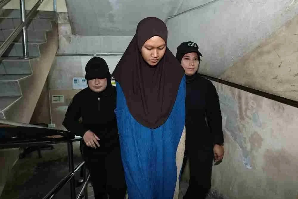 Ibu muda Nuran Batrisya Jamaludin, 22, (tengah) mengaku bersalah di Mahkamah Sesyen hari ini atas pertuduhan menyebabkan kematian bayi perempuannya yang baru dilahirkan pada Mei lepas. Foto Bernama.