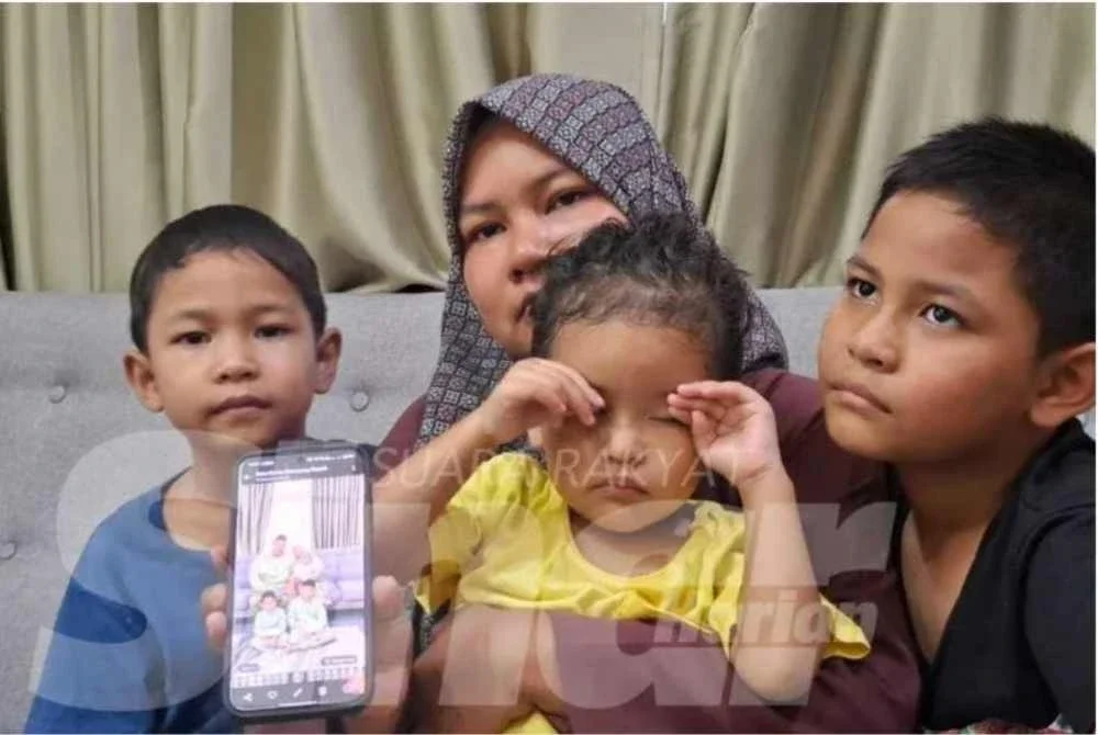 Nor Nadia bersama anak-anaknya ketika ditemui di kediaman keluarga di Kampung Repoh, Batu Kurau. Gambar fail