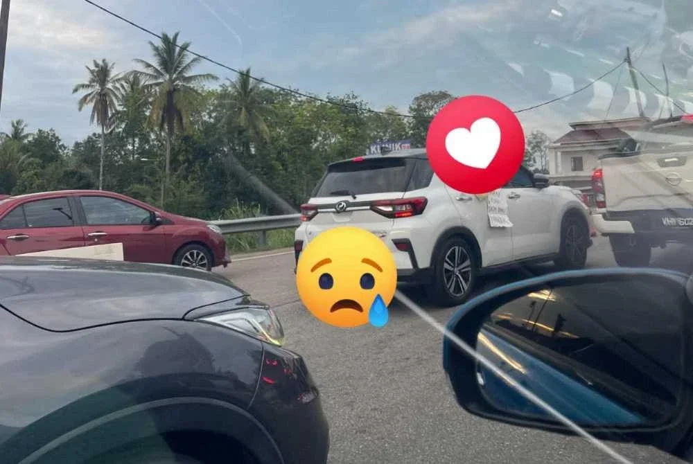 Rata-rata warganet meluahkan rasa sebak selepas melihat tindakan seorang wanita menggantung sekeping nota tertera perkataan ‘Maaf ayah saya baru meninggal’ semasa terperangkap dalam kesesakan lalu lintas. Foto NOR AZAH NAZARUDIN