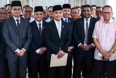 Menteri Besar, Datuk Onn Hafiz Ghazi (tengah) selepas mengumumkan pembubaran Dewan Undangan Negeri (DUN) Johor pada sidang media khas pada Isnin. Foto Bernama 