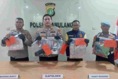AKP Galuh Febri Saputra (tengah) menunjukkan barang bukti berkaitan kes pembunuhan ibu kandung di Pamulang, Kota Tangerang Selatan, Banten. Foto ANTARA/HO-Polsek Pamulang.