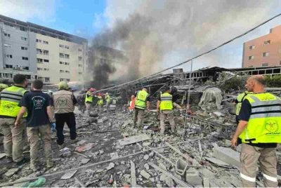 Impak serangan IDF berhampiran sebuah hospital di bandar Tyre, selatan Lubnan pada Isnin.