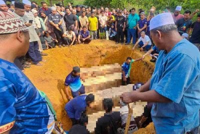 Jenazah empat sekeluarga termasuk seorang kanak-kanak perempuan yang maut dalam kemalangan melibatkan lima kenderaan di Jalan Johor Bahru-Ayer Hitam di Simpang Renggam, Johor selamat dikebumikan di Tanah Perkuburan Islam Bandar Al-Muktafi Billah Shah, Dungun pada Selasa. Foto: Bernama