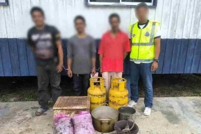 Tiga lelaki diberkas dalam serbuan di Kampung Kubang Bemban, Tumpat pada Isnin. Foto: PGA