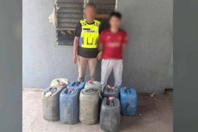 Kegiatan seorang lelaki menyeludup minyak diesel dan petrol ke Thailand sejak kira-kira dua tahun lalu akhirnya tumpas apabila dicekup PGA di Lubok Gong, Rantau Panjang pada Isnin. Foto: PGA