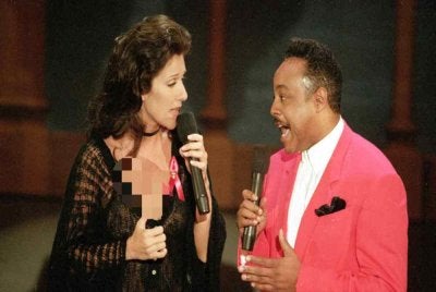 Penyanyi dan penulis lagu legenda R&B, Peabo Bryson, yang terkenal menerusi lagu duet ikonik seperti 'Beauty and the Beast' dan 'A Whole New World', dilaporkan meninggal dunia pada usia 75 tahun.