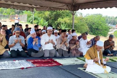 Mohd Faizul (empat, kiri) bersama kakitangan KADA dan petani yang hadir pada Majlis Solat Hajat Sempena Permulaan Penanaman Padi Musim 1/2026 di Stesen Pam Kemubu, Kota Bharu pada Rabu. Foto:SINAR HARIAN/HAZELEN LIANA KAMARUDIN