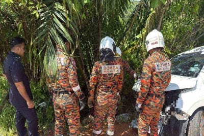 Seorang lelaki maut selepas dipercayai tercampak keluar dari keretanya sebelum ditemukan tersangkut di dahan pokok kelapa sawit di Kampung Panggong Jaya, Gua Musang pada Rabu. Foto:JBPM