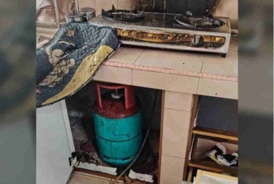 Seorang lelaki melecur kira-kira 50 peratus pada anggota badan selepas terkena letupan dipercayai berpunca daripada kebocoran gas petroleum cecair (LPG) di rumahnya.