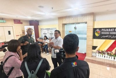 Ahmad Shahir bertemu dengan pemberita di luar Pejabat Menteri Besar