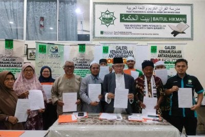 Mohd Azmi bersama beberapa NGO membincangkan intipati memorandum di Pejabat Mapim di Sungai Petani pada Selasa.